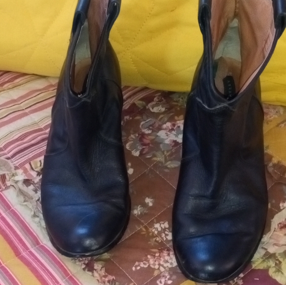 SOLD NO LONGER AVAILABLE         Ariat Ankle Women's Cowboy Boots - Picture 2 of 4